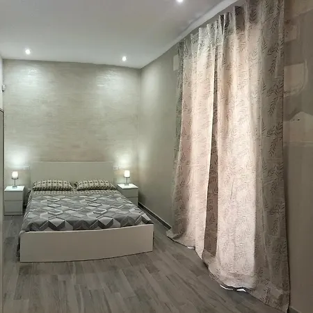 Square House Apartment