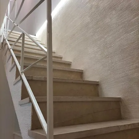 Square House Apartment *