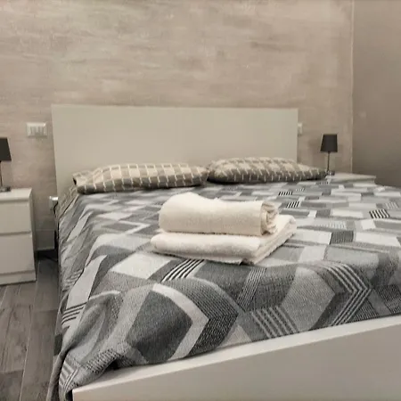 Square House Apartment Solarino