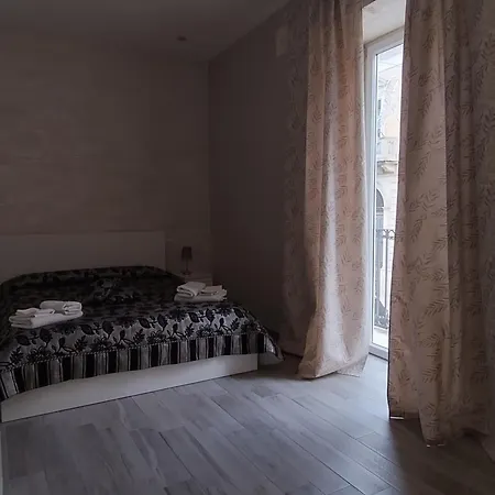 Square House Apartment *