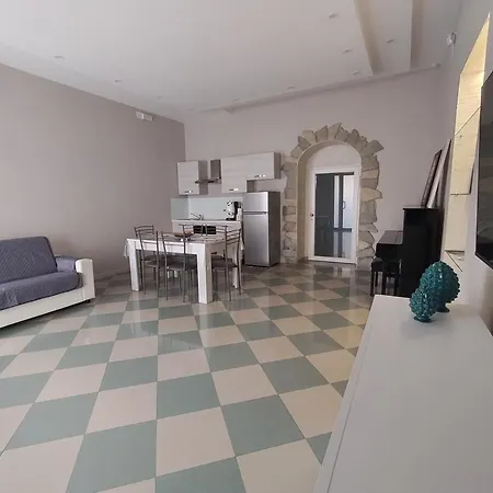 Square House Apartment